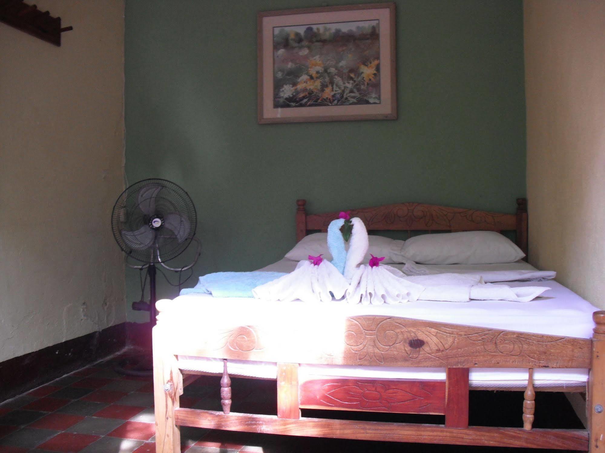 Hostal Casa Ivana León Екстериор снимка