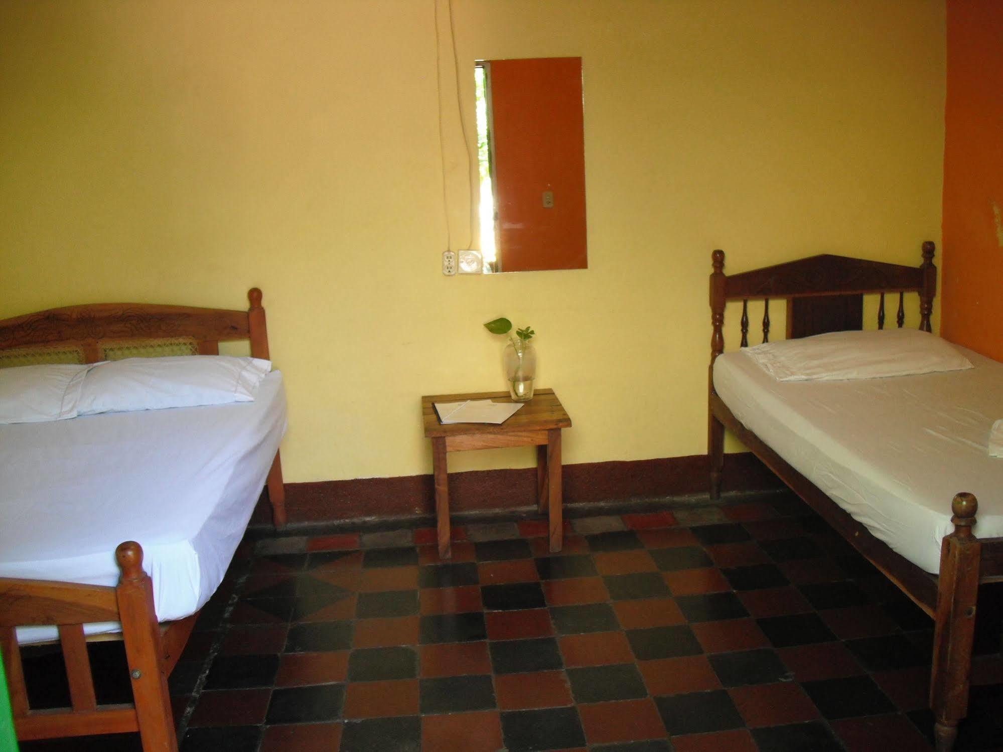 Hostal Casa Ivana León Екстериор снимка