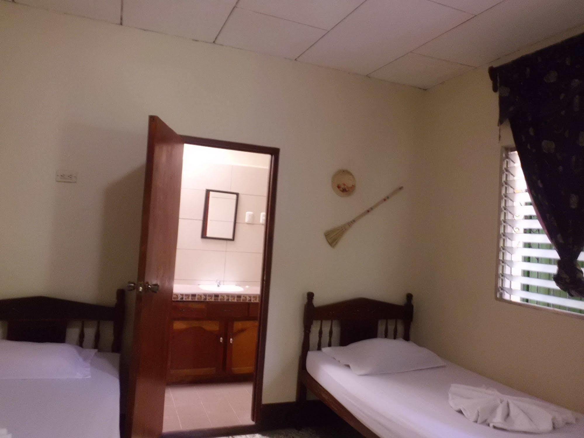 Hostal Casa Ivana León Екстериор снимка